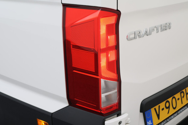 Volkswagen Crafter 35 2.0 TDI L3H2 DSG 3-Zits, Camera, Luchtvering, Trekhaak, Apple Carplay