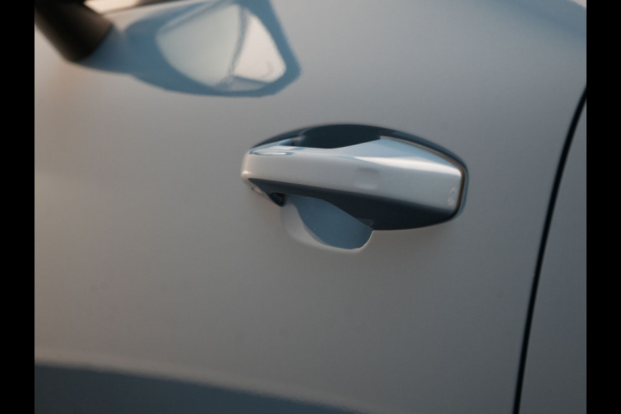 Volvo XC40 T4 Ultimate Bright PHEV 211pk Dealer O.H. | Adaptive Cruise | 360 Camera | Harman / Kardon | Alcantara Sportstoelen Memory | Apple Carplay | Stuur Verwarmd | Blis | Keyless | Navigatie | DAB | Plug In Hybrid |