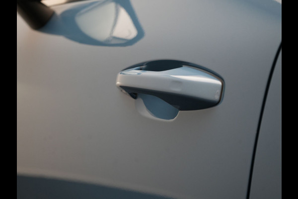 Volvo XC40 T4 Ultimate Bright PHEV 211pk Dealer O.H. | Adaptive Cruise | 360 Camera | Harman / Kardon | Alcantara Sportstoelen Memory | Apple Carplay | Stuur Verwarmd | Blis | Keyless | Navigatie | DAB | Plug In Hybrid |