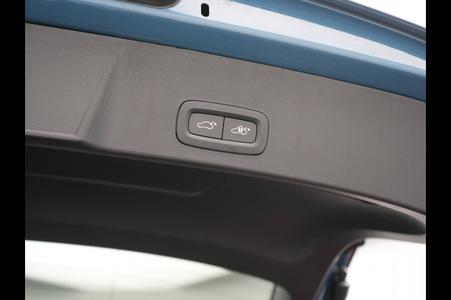 Volvo XC40 T4 Ultimate Bright PHEV 211pk Dealer O.H. | Adaptive Cruise | 360 Camera | Harman / Kardon | Alcantara Sportstoelen Memory | Apple Carplay | Stuur Verwarmd | Blis | Keyless | Navigatie | DAB | Plug In Hybrid |