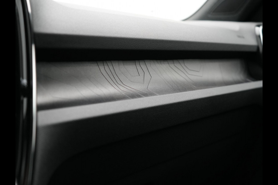 Volvo XC40 T4 Ultimate Bright PHEV 211pk Dealer O.H. | Adaptive Cruise | 360 Camera | Harman / Kardon | Alcantara Sportstoelen Memory | Apple Carplay | Stuur Verwarmd | Blis | Keyless | Navigatie | DAB | Plug In Hybrid |