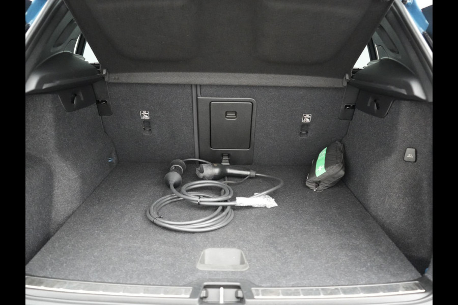 Volvo XC40 T4 Ultimate Bright PHEV 211pk Dealer O.H. | Adaptive Cruise | 360 Camera | Harman / Kardon | Alcantara Sportstoelen Memory | Apple Carplay | Stuur Verwarmd | Blis | Keyless | Navigatie | DAB | Plug In Hybrid |