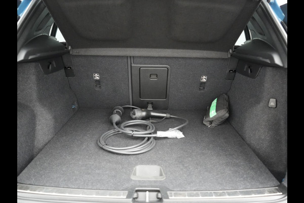 Volvo XC40 T4 Ultimate Bright PHEV 211pk Dealer O.H. | Adaptive Cruise | 360 Camera | Harman / Kardon | Alcantara Sportstoelen Memory | Apple Carplay | Stuur Verwarmd | Blis | Keyless | Navigatie | DAB | Plug In Hybrid |