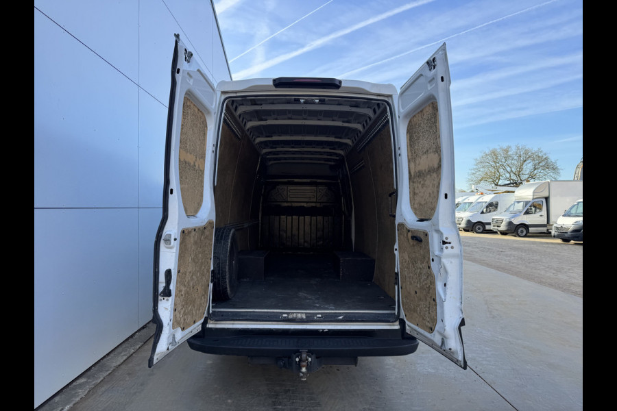 Iveco Daily 35C14 2.3 L3H2 Dubbellucht Airco Cruise Control Trekhaak Luchtgeveerde Stoel