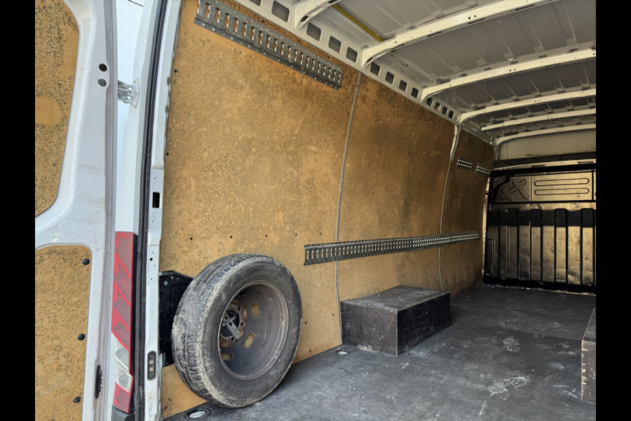 Iveco Daily 35C14 2.3 L3H2 Dubbellucht Airco Cruise Control Trekhaak Luchtgeveerde Stoel