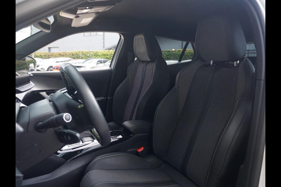 Peugeot e-2008 EV GT 54 kWh | PARKEERSENSOREN MET CAMERA | NAVI | CRUISE CONTROL | APPLE CARPLAY | 28.908 KM
