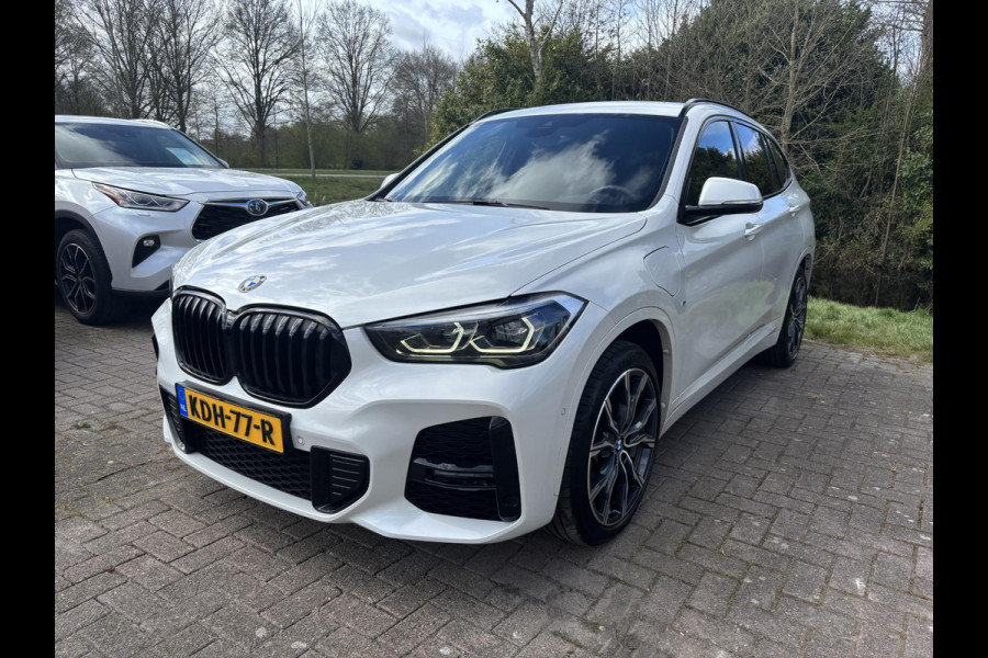 BMW X1 xDrive25e M Sport | 220 PK PHEV | Plug-in Hybride | M pakket | Trekhaak | 19 inch | Camera | Sportstoelen | Stoelverwarming | Adaptive Led | Individual dakhemel | Elektrische achterklep