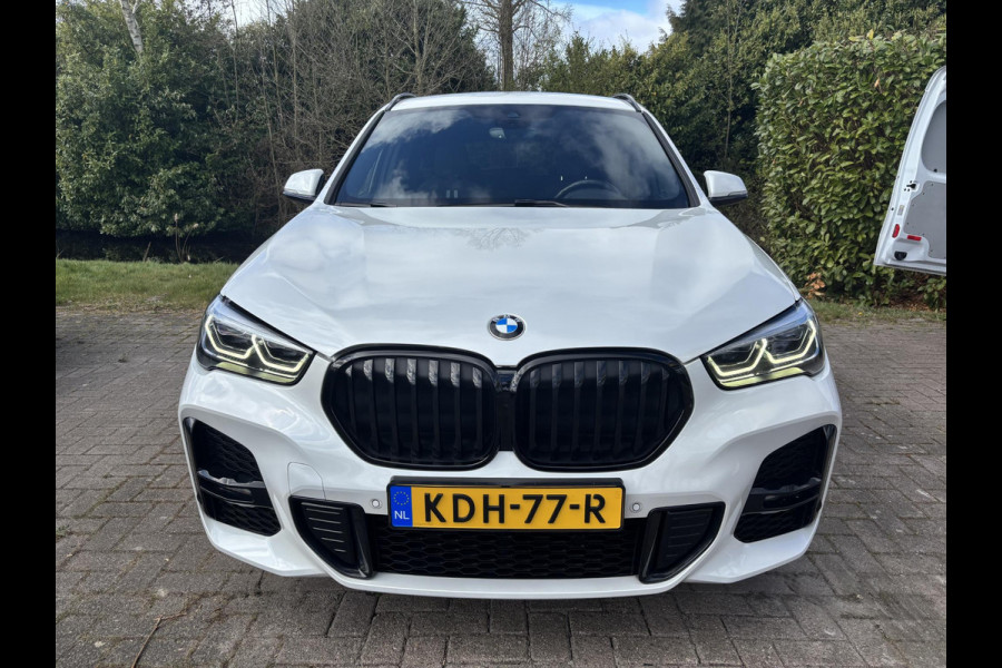 BMW X1 xDrive25e M Sport | 220 PK PHEV | Plug-in Hybride | M pakket | Trekhaak | 19 inch | Camera | Sportstoelen | Stoelverwarming | Adaptive Led | Individual dakhemel | Elektrische achterklep