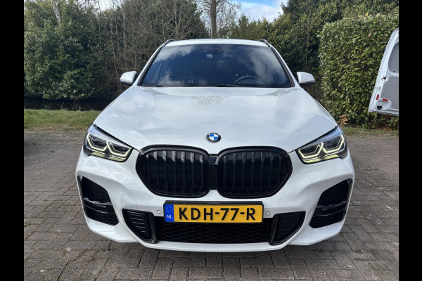 BMW X1 xDrive25e M Sport | 220 PK PHEV | Plug-in Hybride | M pakket | Trekhaak | 19 inch | Camera | Sportstoelen | Stoelverwarming | Adaptive Led | Individual dakhemel | Elektrische achterklep