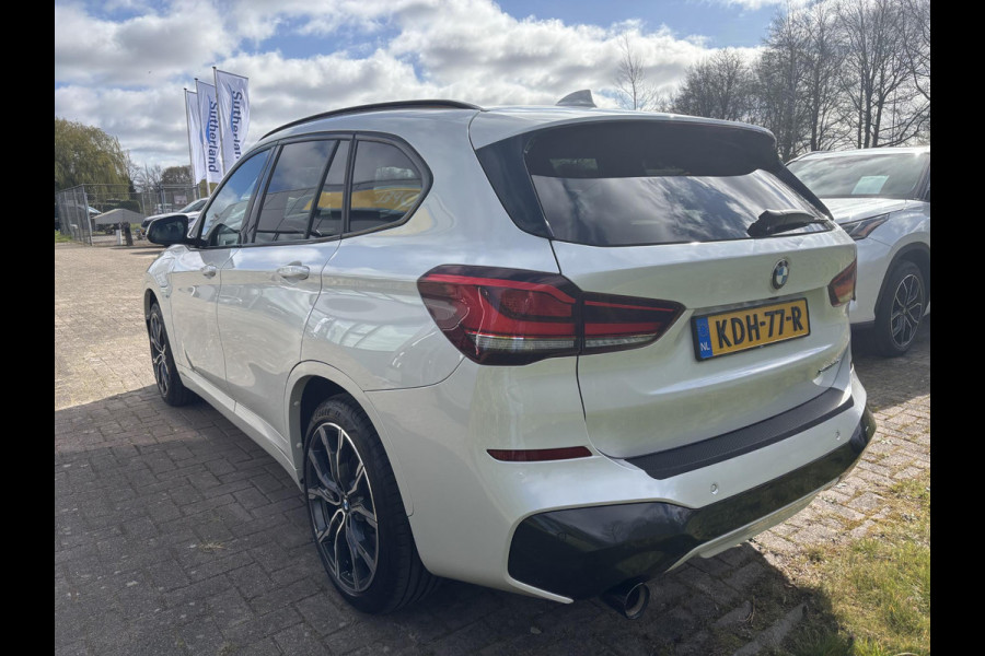 BMW X1 xDrive25e M Sport | 220 PK PHEV | Plug-in Hybride | M pakket | Trekhaak | 19 inch | Camera | Sportstoelen | Stoelverwarming | Adaptive Led | Individual dakhemel | Elektrische achterklep