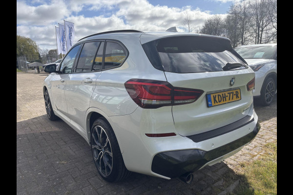 BMW X1 xDrive25e M Sport | 220 PK PHEV | Plug-in Hybride | M pakket | Trekhaak | 19 inch | Camera | Sportstoelen | Stoelverwarming | Adaptive Led | Individual dakhemel | Elektrische achterklep