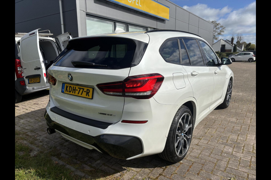 BMW X1 xDrive25e M Sport | 220 PK PHEV | Plug-in Hybride | M pakket | Trekhaak | 19 inch | Camera | Sportstoelen | Stoelverwarming | Adaptive Led | Individual dakhemel | Elektrische achterklep