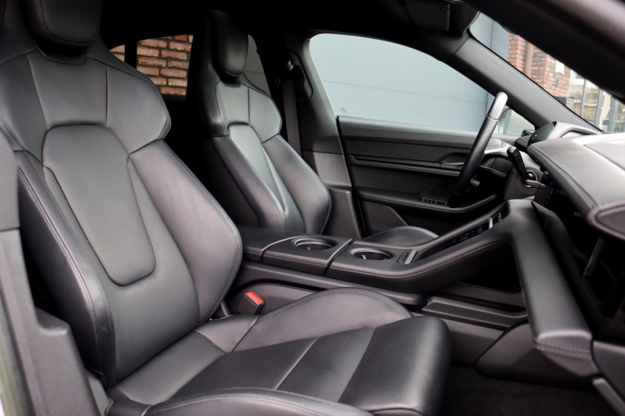 Porsche Taycan Sport Turismo 79 kWh | Achterasbesturing | Luchtvering | Sport-Chrono | ACC | Panoramadak | 18-wegs | BOSE |  Memory | Surround Camera | Verwarmd Stuurwiel |
