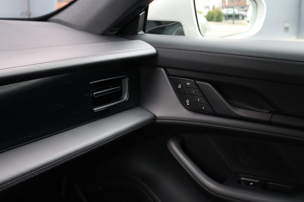 Porsche Taycan Sport Turismo 79 kWh | Achterasbesturing | Luchtvering | Sport-Chrono | ACC | Panoramadak | 18-wegs | BOSE |  Memory | Surround Camera | Verwarmd Stuurwiel |