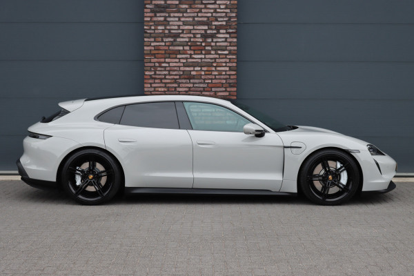 Porsche Taycan Sport Turismo 79 kWh | Achterasbesturing | Luchtvering | Sport-Chrono | ACC | Panoramadak | 18-wegs | BOSE |  Memory | Surround Camera | Verwarmd Stuurwiel |