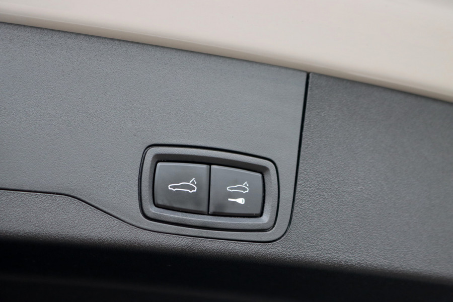 Porsche Taycan Sport Turismo 79 kWh | Achterasbesturing | Luchtvering | Sport-Chrono | ACC | Panoramadak | 18-wegs | BOSE |  Memory | Surround Camera | Verwarmd Stuurwiel |