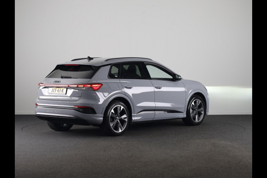 Audi Q4 e-tron 45 quattro S Edition Competition 82 kWh Ambient Light | Achteruitrijcamera | Apple Carplay | Zwart optiek pakket | Adaptive cruise control |