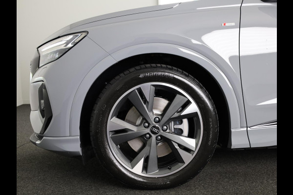 Audi Q4 e-tron 45 quattro S Edition Competition 82 kWh Ambient Light | Achteruitrijcamera | Apple Carplay | Zwart optiek pakket | Adaptive cruise control |