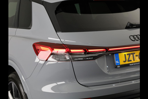 Audi Q4 e-tron 45 quattro S Edition Competition 82 kWh Ambient Light | Achteruitrijcamera | Apple Carplay | Zwart optiek pakket | Adaptive cruise control |