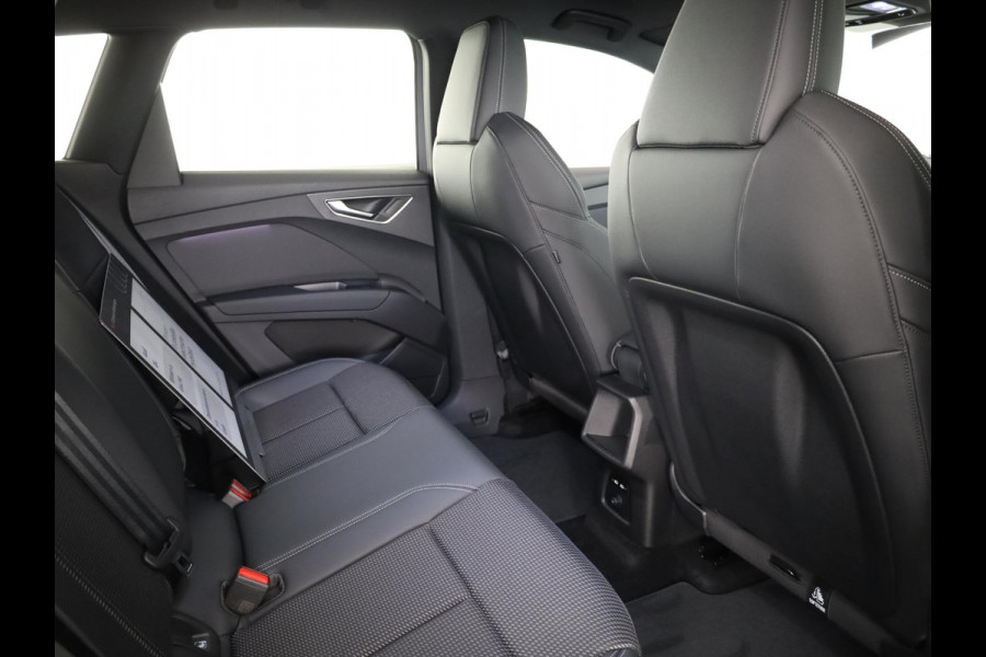 Audi Q4 e-tron 45 quattro S Edition Competition 82 kWh Ambient Light | Achteruitrijcamera | Apple Carplay | Zwart optiek pakket | Adaptive cruise control |