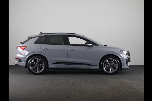 Audi Q4 e-tron 45 quattro S Edition Competition 82 kWh Ambient Light | Achteruitrijcamera | Apple Carplay | Zwart optiek pakket | Adaptive cruise control |