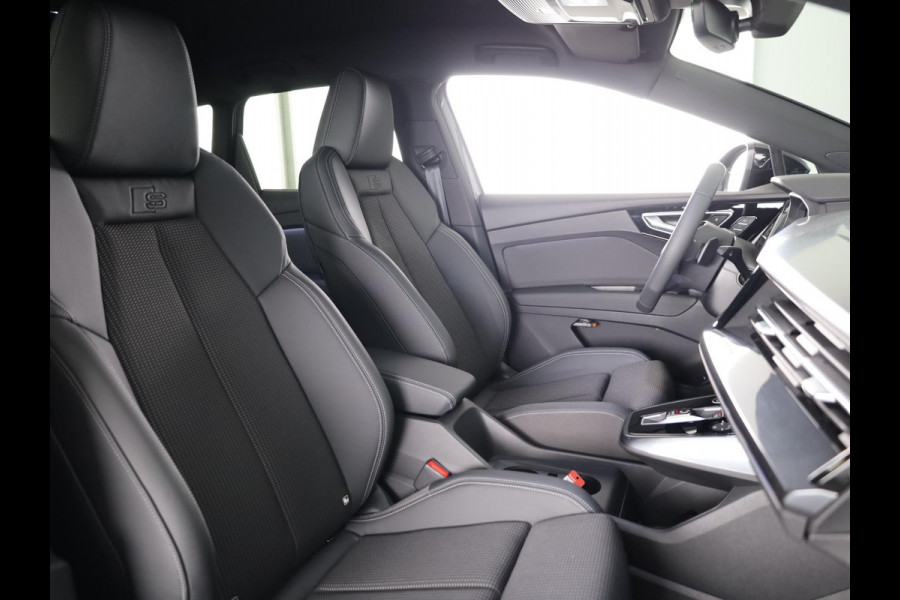 Audi Q4 e-tron 45 quattro S Edition Competition 82 kWh Ambient Light | Achteruitrijcamera | Apple Carplay | Zwart optiek pakket | Adaptive cruise control |