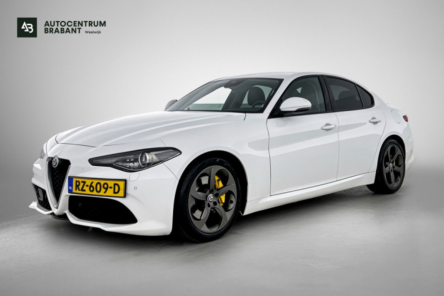 Alfa Romeo Giulia 2.0T Super Veloce-pakket(NL-auto, Navi, Stoel/Stuur VerW, Camera, Parkeersensoren, Etc)