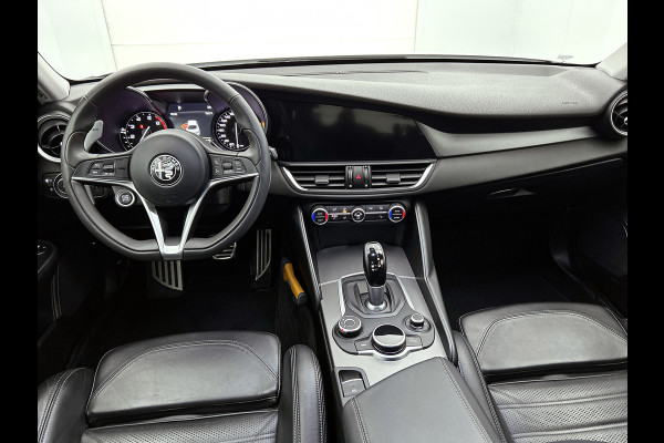 Alfa Romeo Giulia 2.0T Super Veloce-pakket(NL-auto, Navi, Stoel/Stuur VerW, Camera, Parkeersensoren, Etc)