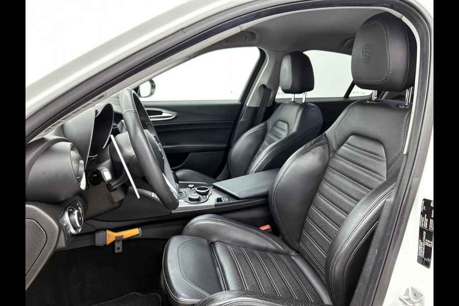 Alfa Romeo Giulia 2.0T Super Veloce-pakket(NL-auto, Navi, Stoel/Stuur VerW, Camera, Parkeersensoren, Etc)