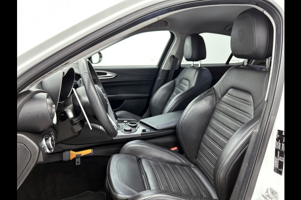 Alfa Romeo Giulia 2.0T Super Veloce-pakket(NL-auto, Navi, Stoel/Stuur VerW, Camera, Parkeersensoren, Etc)