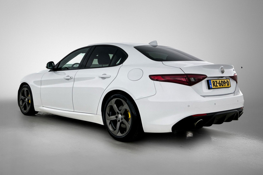 Alfa Romeo Giulia 2.0T Super Veloce-pakket(NL-auto, Navi, Stoel/Stuur VerW, Camera, Parkeersensoren, Etc)