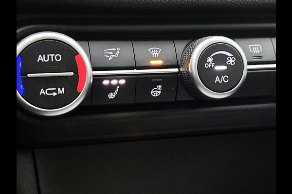 Alfa Romeo Giulia 2.0T Super Veloce-pakket(NL-auto, Navi, Stoel/Stuur VerW, Camera, Parkeersensoren, Etc)