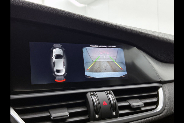 Alfa Romeo Giulia 2.0T Super Veloce-pakket(NL-auto, Navi, Stoel/Stuur VerW, Camera, Parkeersensoren, Etc)