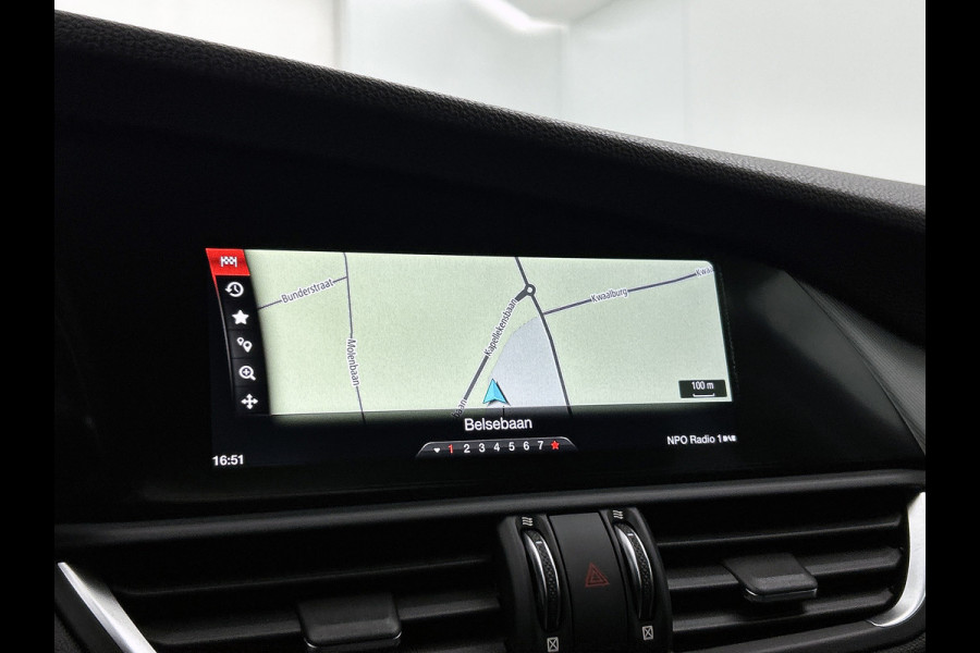 Alfa Romeo Giulia 2.0T Super Veloce-pakket(NL-auto, Navi, Stoel/Stuur VerW, Camera, Parkeersensoren, Etc)