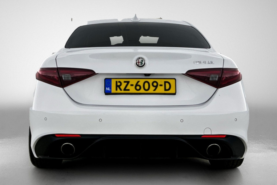 Alfa Romeo Giulia 2.0T Super Veloce-pakket(NL-auto, Navi, Stoel/Stuur VerW, Camera, Parkeersensoren, Etc)