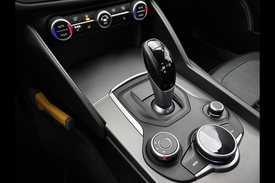 Alfa Romeo Giulia 2.0T Super Veloce-pakket(NL-auto, Navi, Stoel/Stuur VerW, Camera, Parkeersensoren, Etc)