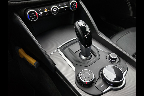 Alfa Romeo Giulia 2.0T Super Veloce-pakket(NL-auto, Navi, Stoel/Stuur VerW, Camera, Parkeersensoren, Etc)