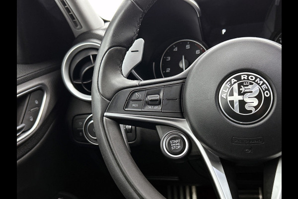 Alfa Romeo Giulia 2.0T Super Veloce-pakket(NL-auto, Navi, Stoel/Stuur VerW, Camera, Parkeersensoren, Etc)