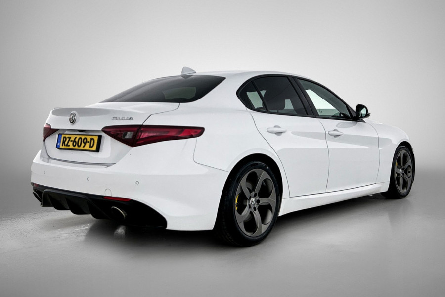 Alfa Romeo Giulia 2.0T Super Veloce-pakket(NL-auto, Navi, Stoel/Stuur VerW, Camera, Parkeersensoren, Etc)