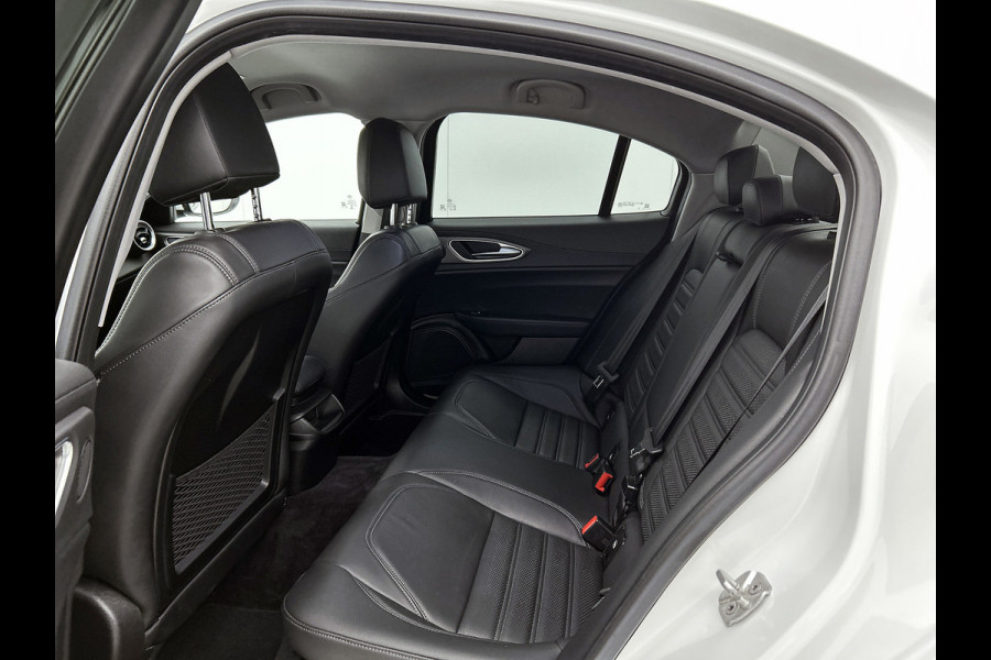 Alfa Romeo Giulia 2.0T Super Veloce-pakket(NL-auto, Navi, Stoel/Stuur VerW, Camera, Parkeersensoren, Etc)