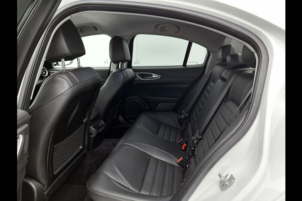 Alfa Romeo Giulia 2.0T Super Veloce-pakket(NL-auto, Navi, Stoel/Stuur VerW, Camera, Parkeersensoren, Etc)