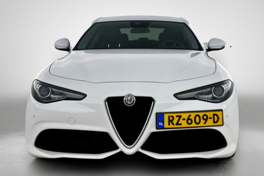 Alfa Romeo Giulia 2.0T Super Veloce-pakket(NL-auto, Navi, Stoel/Stuur VerW, Camera, Parkeersensoren, Etc)