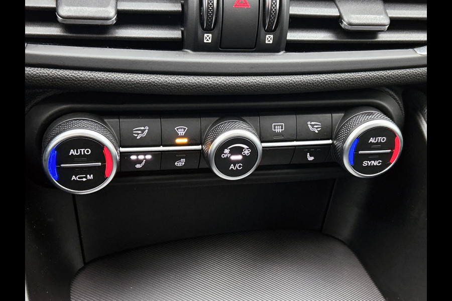 Alfa Romeo Giulia 2.0T Super Veloce-pakket(NL-auto, Navi, Stoel/Stuur VerW, Camera, Parkeersensoren, Etc)