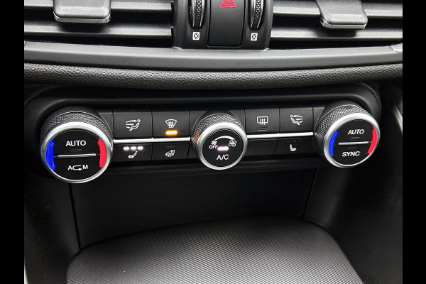 Alfa Romeo Giulia 2.0T Super Veloce-pakket(NL-auto, Navi, Stoel/Stuur VerW, Camera, Parkeersensoren, Etc)