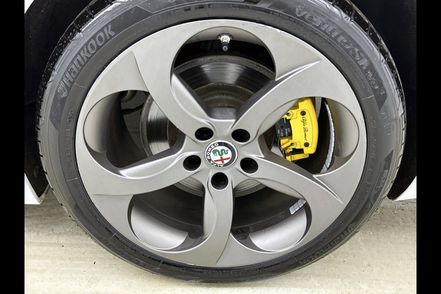 Alfa Romeo Giulia 2.0T Super Veloce-pakket(NL-auto, Navi, Stoel/Stuur VerW, Camera, Parkeersensoren, Etc)