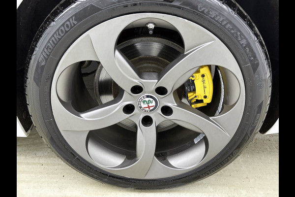 Alfa Romeo Giulia 2.0T Super Veloce-pakket(NL-auto, Navi, Stoel/Stuur VerW, Camera, Parkeersensoren, Etc)