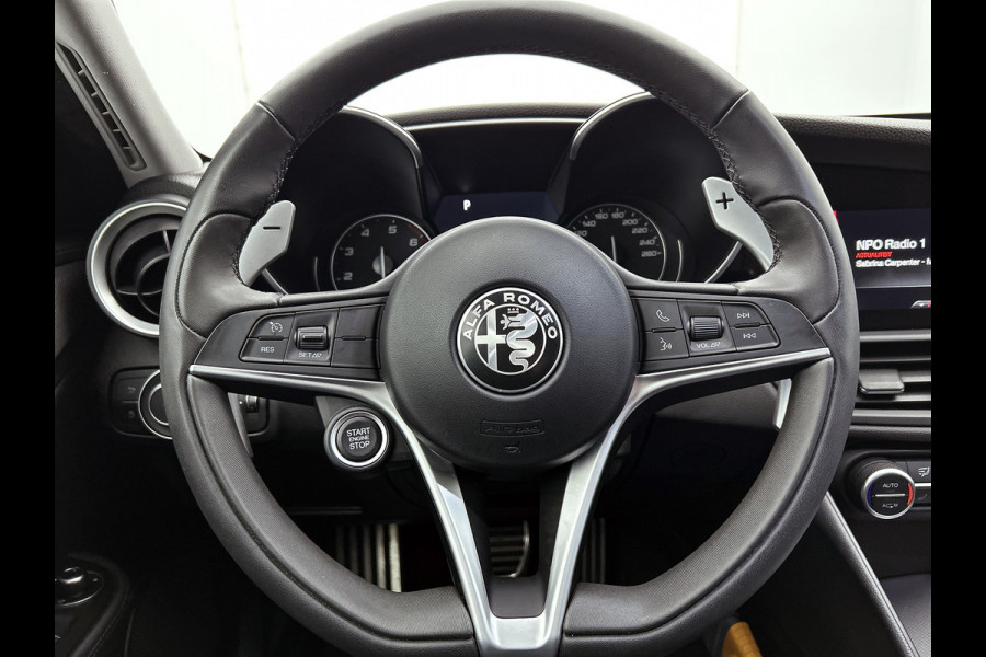 Alfa Romeo Giulia 2.0T Super Veloce-pakket(NL-auto, Navi, Stoel/Stuur VerW, Camera, Parkeersensoren, Etc)