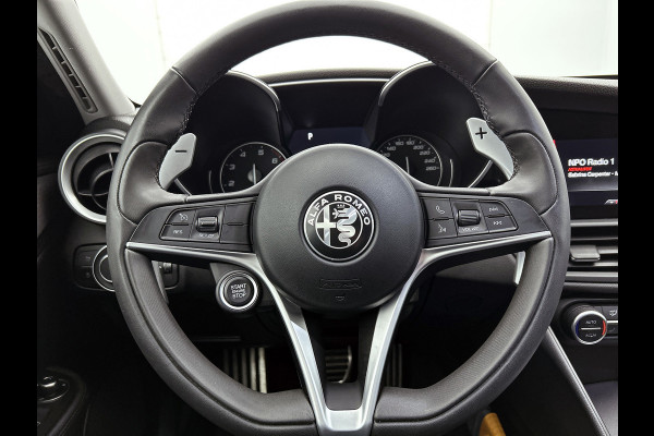 Alfa Romeo Giulia 2.0T Super Veloce-pakket(NL-auto, Navi, Stoel/Stuur VerW, Camera, Parkeersensoren, Etc)