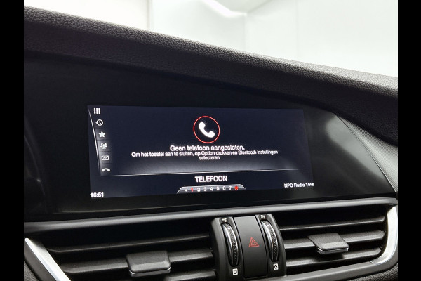 Alfa Romeo Giulia 2.0T Super Veloce-pakket(NL-auto, Navi, Stoel/Stuur VerW, Camera, Parkeersensoren, Etc)