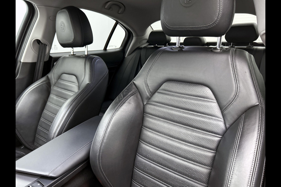 Alfa Romeo Giulia 2.0T Super Veloce-pakket(NL-auto, Navi, Stoel/Stuur VerW, Camera, Parkeersensoren, Etc)